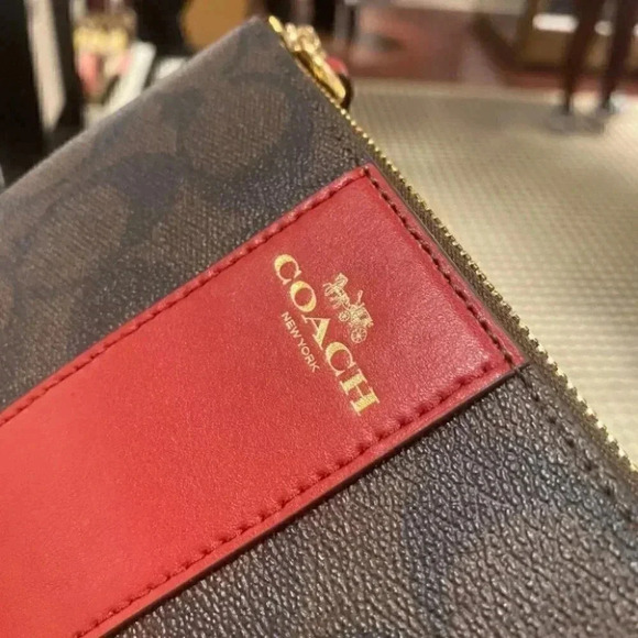 CORNER ZIP WRISTLET IN SIGNATURE CANVAS 58035 - Picture 5 of 9